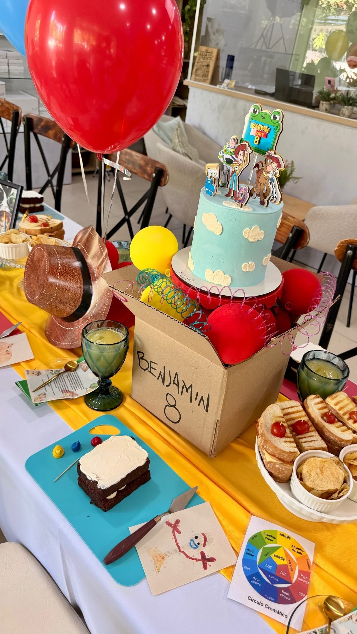 Mesa de celebración con pastel y detalles