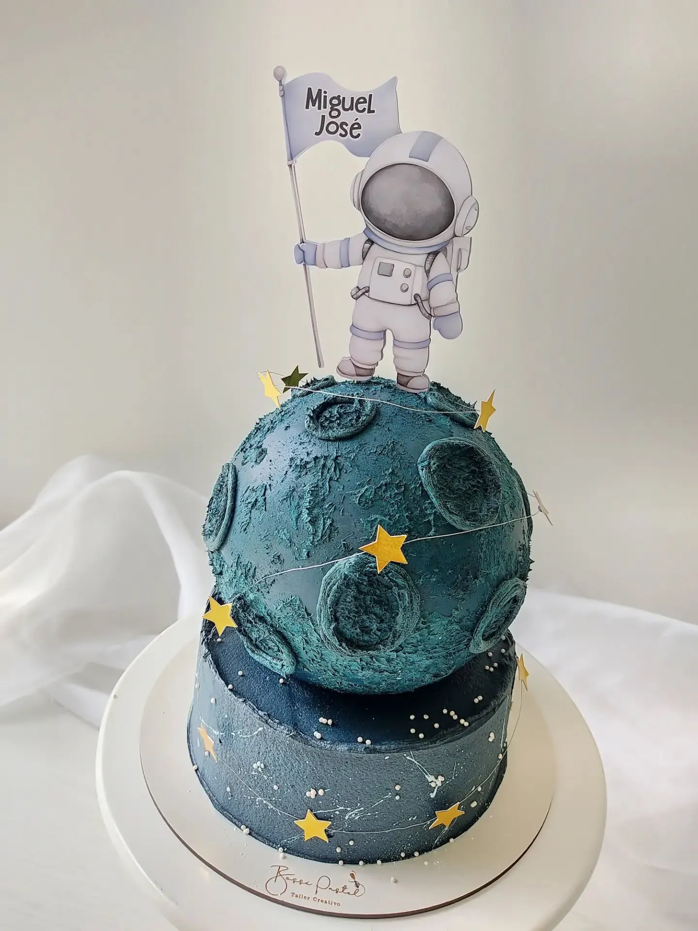 Pastel de cumpleaños con tema espacial