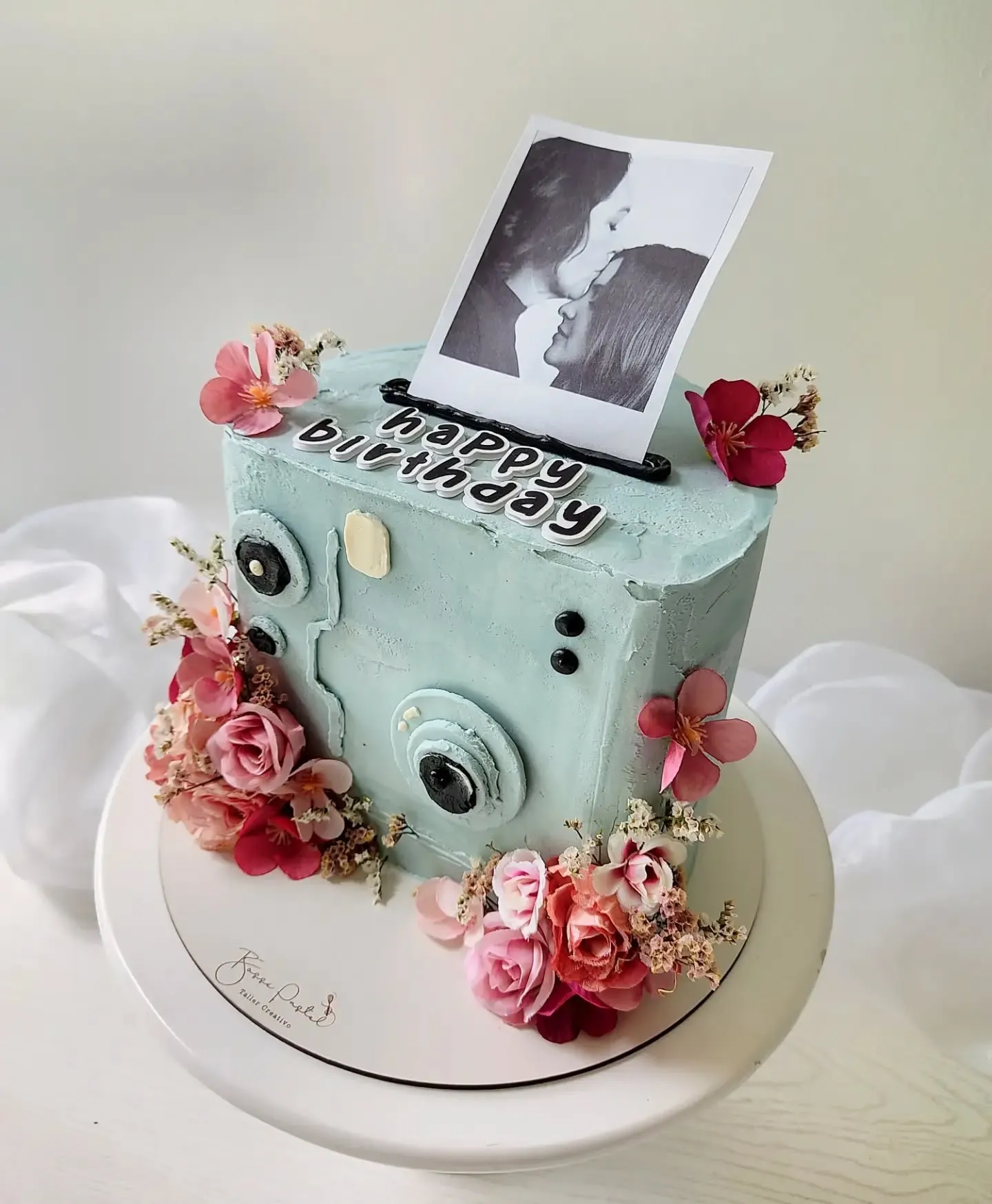 Pastel decorado en forma de cámara