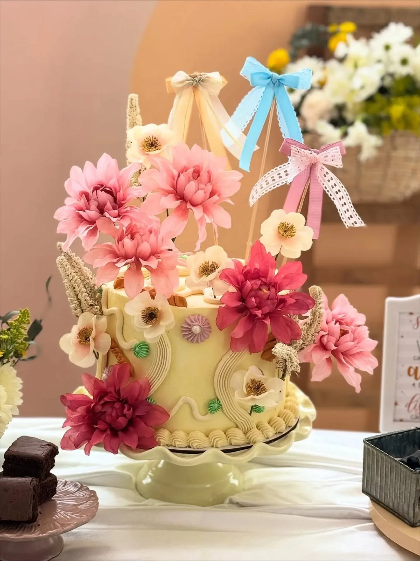 Pastel decorado con flores rosadas