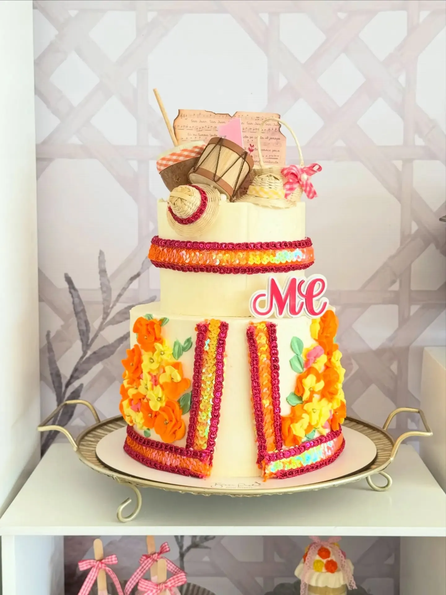 Pastel folclórico de dos pisos