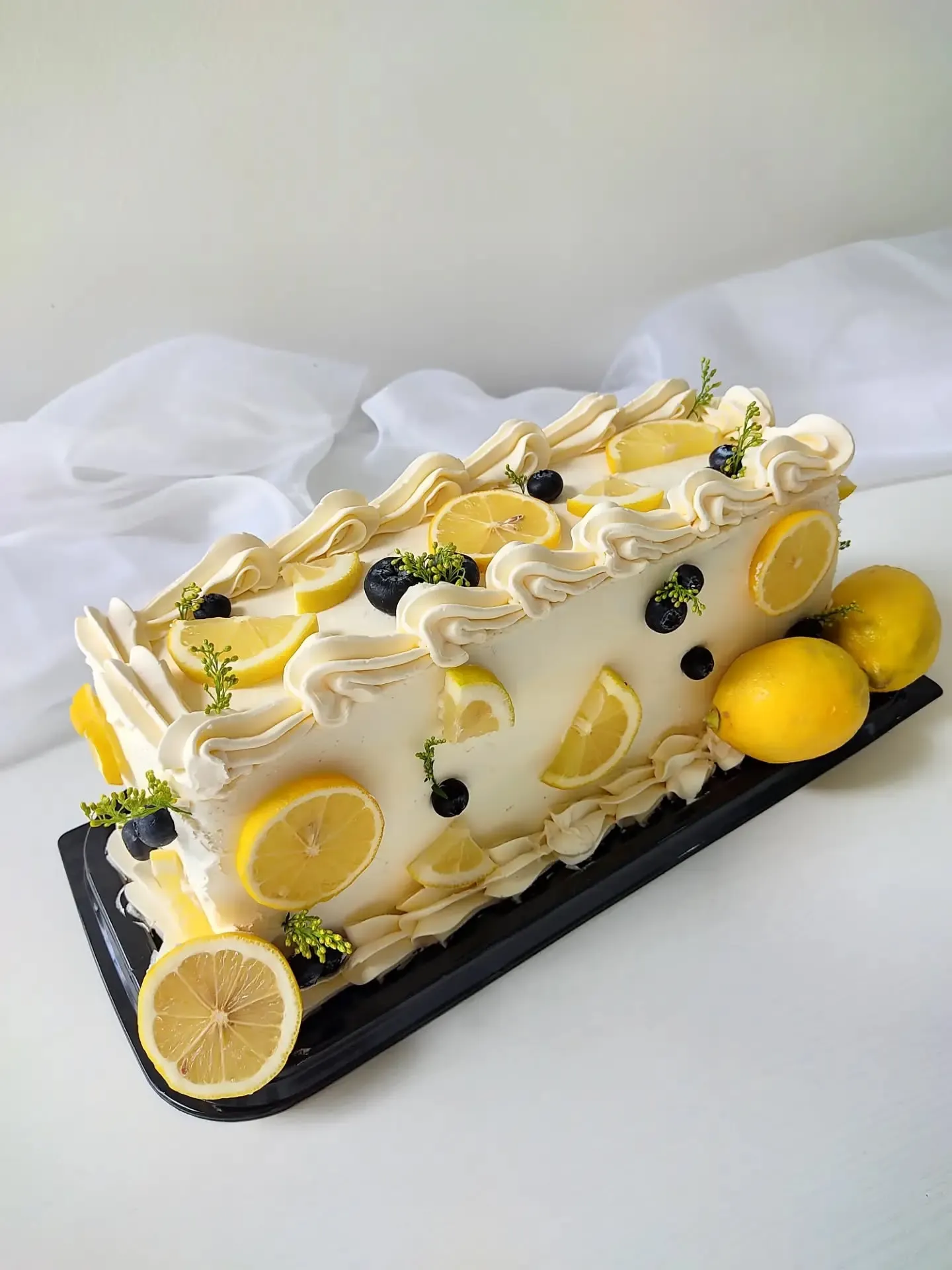 Pastel rectangular con limones