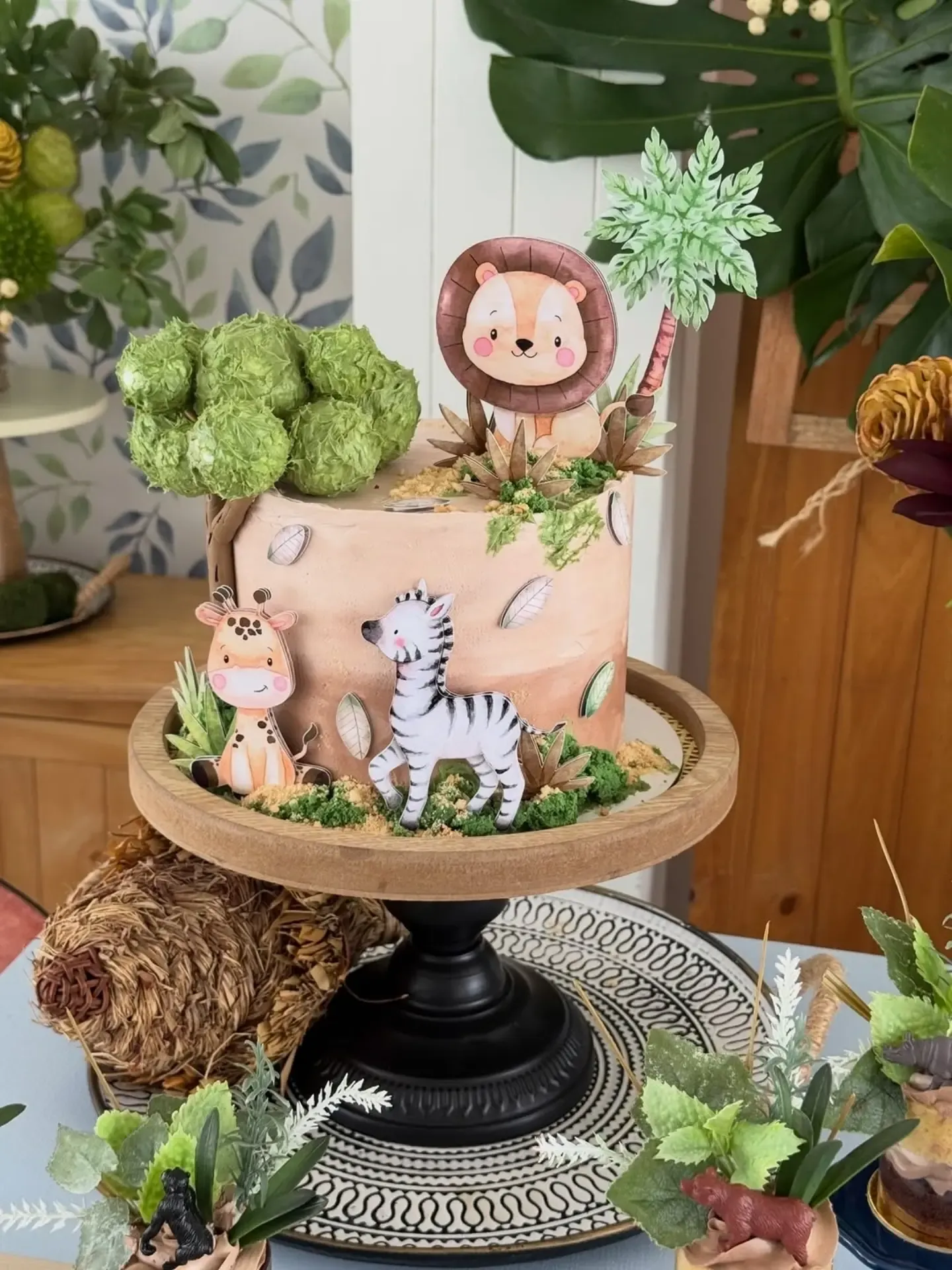 Pastel safari decorado con animales